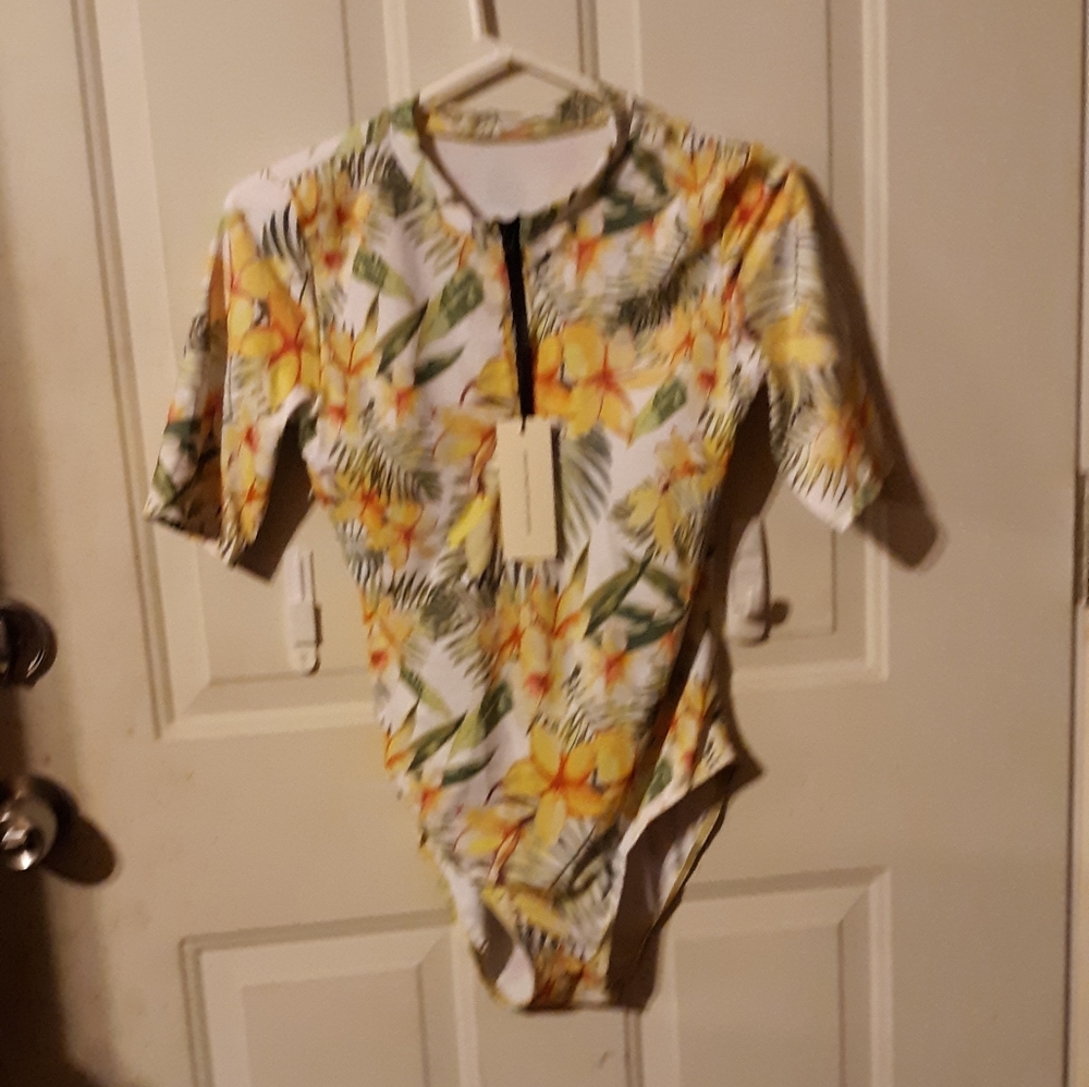 Righr size small flowered NWT bodysuit. Smoothing.